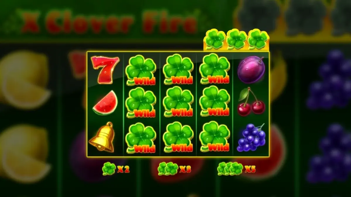 Interface do slot X Clover Fire com símbolos de frutas e trevos em chamas